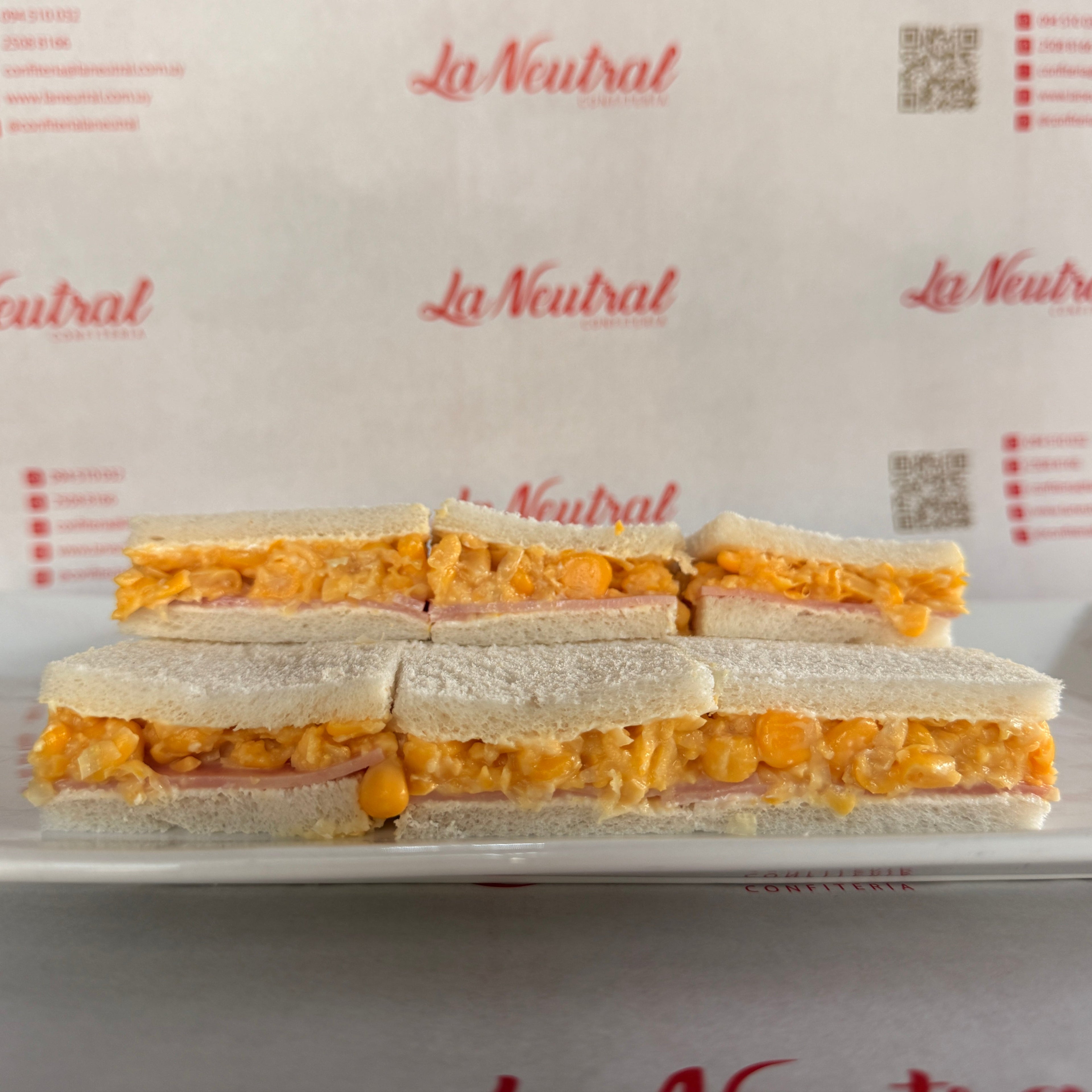 24 Sándwiches de choclo y jamón en pan blanco de copetín