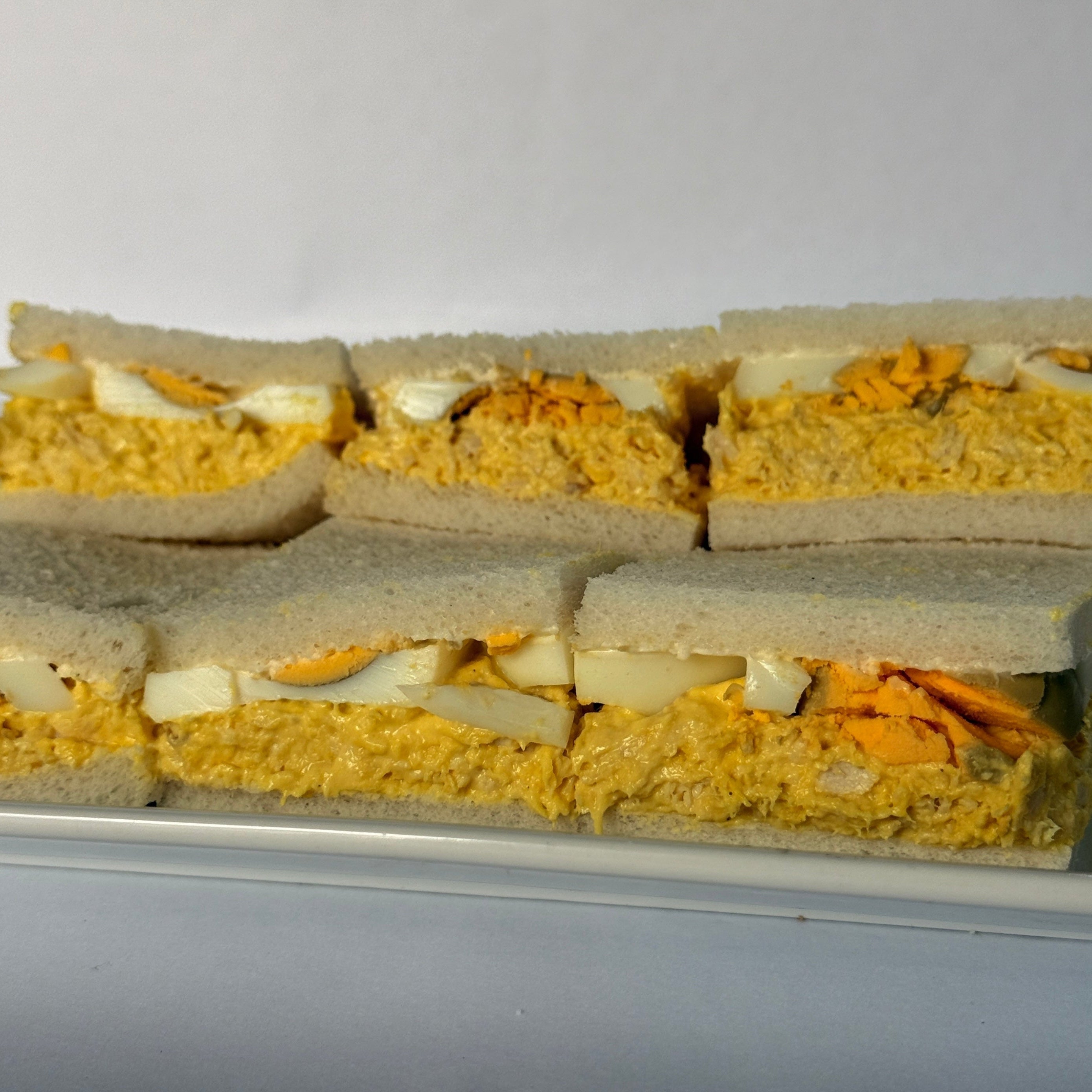24 Sándwiches de pollo y huevo en pan blanco de copetín