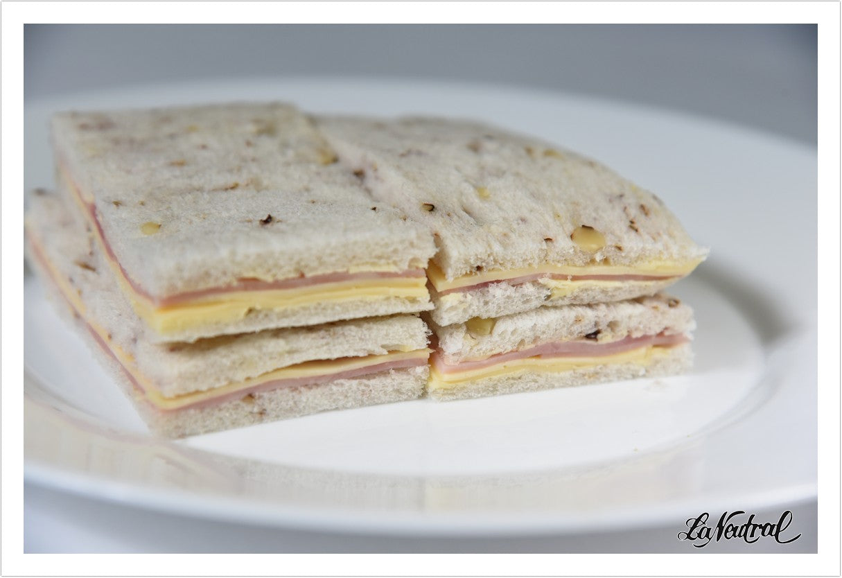24 Sándwiches mixtos en pan de nuez de copetín at