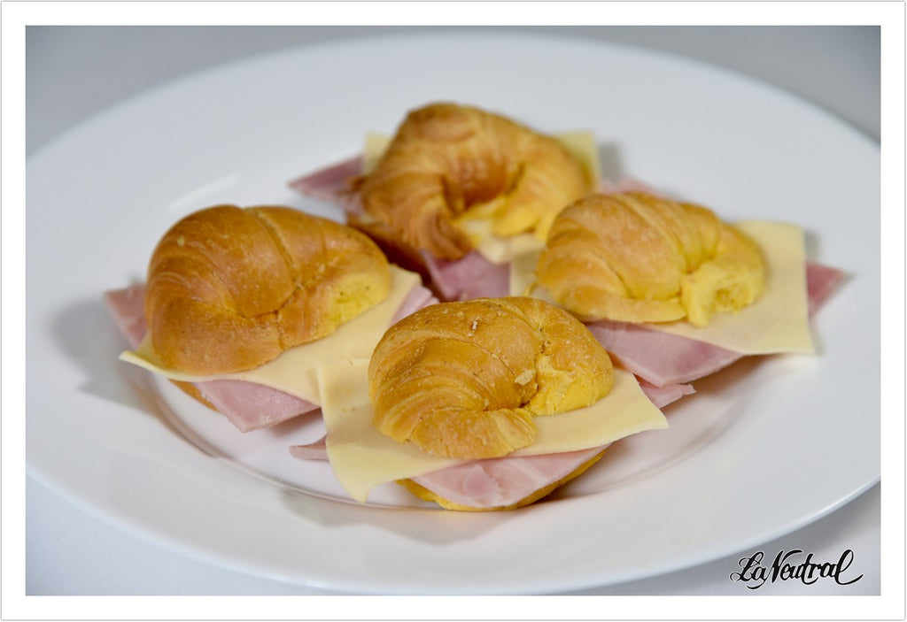 24 Medialunitas rellenas de jamón y queso at