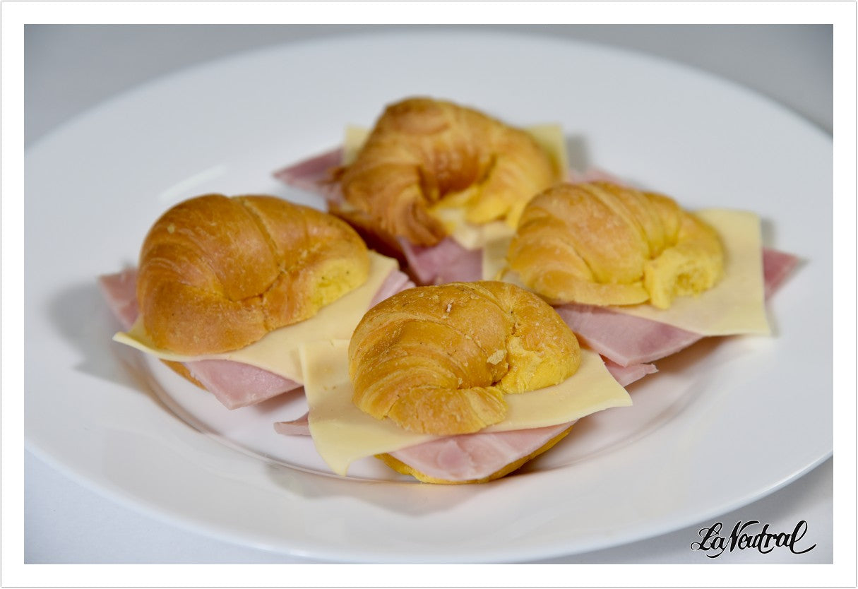 24 Medialunitas rellenas de jamón y queso at