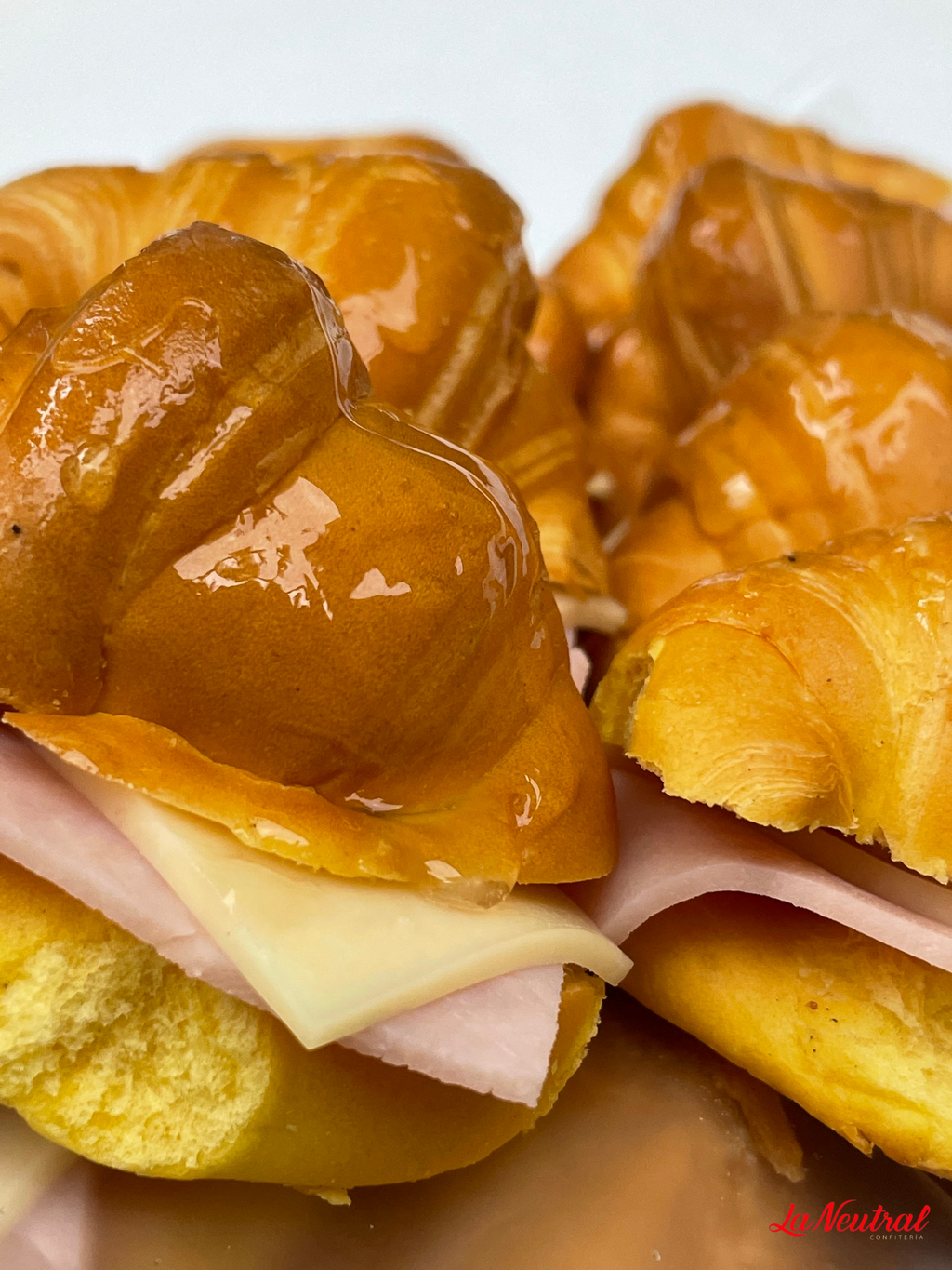 24 Medialunitas rellenas de jamón y queso