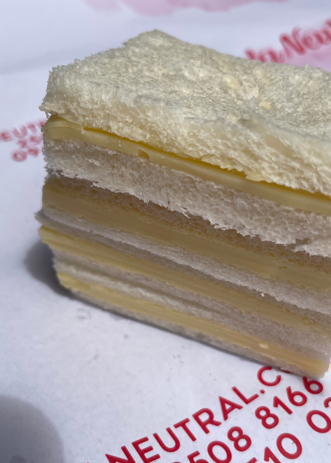 24 Sándwiches de queso en pan blanco de copetín